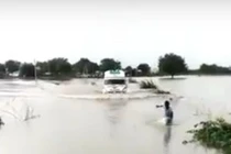 Video: Cậu bé lội nước dẫn đường cho xe cứu thương qua cầu