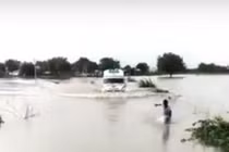 Video: Cậu bé lội nước dẫn đường cho xe cứu thương qua cầu