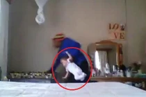 Lén đặt camera, bố mẹ tức giận khi biết được sự thật về bảo mẫu