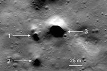 Phát hiện 200 hố nghi dẫn nước trên Mặt Trăng