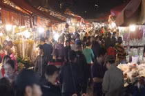 Cảnh tượng lạ chưa từng thấy ở chợ hoa lớn nhất Hà Nội