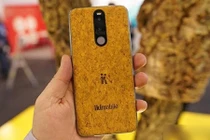 Ngắm chiếc điện thoại vỏ làm từ thân cây bần có độ bền tới 50 năm