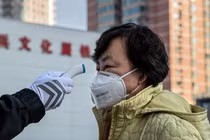 Video: Người Vũ Hán đeo khẩu trang kín mặt do sợ bị phán xét vì virus corona