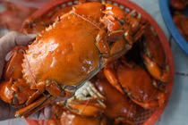 Bí quyết bán 30 kg cua trong 10 phút của bà Ba Cua ở hẻm nhỏ Sài Gòn