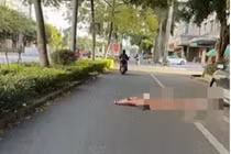 Thanh niên trần như nhộng giữa đường, lý do khiến ai cũng lắc đầu