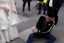 Chú rể bị cô dâu xích tay kéo trên phố vì dám trốn làm điều này