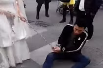 Chú rể bị cô dâu xích tay kéo trên phố vì dám trốn làm điều này