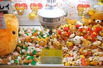 Bé trai 6 tuổi chui tọt vào trong máy gắp thú