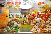 Bé trai 6 tuổi chui tọt vào trong máy gắp thú