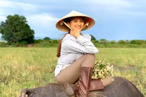 Sao Việt về quê vào mùa dịch: H'Hen Niê xay lúa, Hương Ly đi chăn trâu