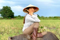 Sao Việt về quê vào mùa dịch: H'Hen Niê xay lúa, Hương Ly đi chăn trâu