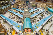 Bộ phận cánh máy bay "rụng" trúng xe hơi chạy dưới