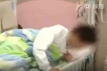 Video: Học sinh nhập viện vì bị giáo viên ép ăn rác