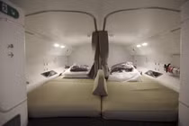 Video: Phi công và tiếp viên hàng không ngủ ở đâu trên máy bay?