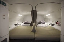 Video: Phi công và tiếp viên hàng không ngủ ở đâu trên máy bay?