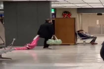 Video: Ngỡ ngàng cảnh bố thờ ơ túm mũ, lôi con xềnh xệch ở sân bay