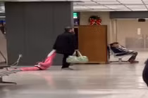 Video: Ngỡ ngàng cảnh bố thờ ơ túm mũ, lôi con xềnh xệch ở sân bay