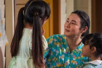 Trưa nắng như lửa, mẹ tôi mặc quần ống thấp ống cao đi thăm con cháu