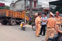 Hải Dương: Cháu bé 18 tháng tuổi bị xe tải cán chết thương tâm