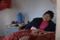 Con bắt mẹ già 86 tuổi ra chuồng lợn ngủ trong đêm rét căm