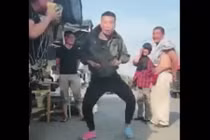 Video: Cái tội đang ăn mà còn thích "hóng hớt"