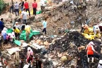 Video: Hàng trăm dân TQ đào trộm thịt tiêu hủy sát biên giới VN