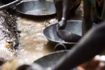 Nơi vàng nhiều đến nỗi dân đổ ra sông đãi, có giàu như tưởng tượng?