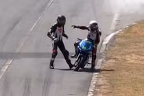 Video: Va chạm trên đường đua, tay lái đấm đối thủ ngã lăn