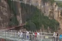 Video: Run rẩy đi trên cầu treo thủy tinh 5D ở Trung Quốc