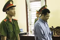 Kẻ sát hại người tình quỳ xuống xin lỗi mẹ nạn nhân tại toà