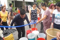 Video: Cảnh tranh giành nước sinh hoạt như thời bao cấp ở Đà Nẵng