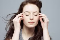 Nháy mắt phải là điềm tốt hay xấu?