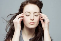 Nháy mắt phải là điềm tốt hay xấu?