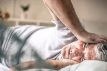 Sáng sớm ngủ dậy nếu thấy 3 triệu chứng này xuất hiện coi chừng đột quỵ