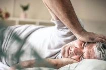 Sáng sớm ngủ dậy nếu thấy 3 triệu chứng này xuất hiện coi chừng đột quỵ