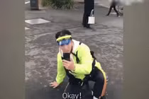 Video: Muốn có ảnh sống ảo phải có ngay một người bạn thế này!