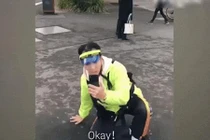 Video: Muốn có ảnh sống ảo phải có ngay một người bạn thế này!