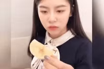 Video: Cặp cha con lầy lội khiến dân mạng "cười ngất"