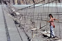 Video: Thử thách đi qua cầu treo nguy hiểm nhất thế giới