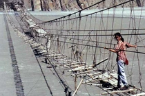 Video: Thử thách đi qua cầu treo nguy hiểm nhất thế giới