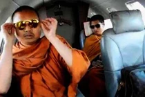 Vì sao các nhà sư Thái Lan ăn chơi không sớm bị ngăn cản?