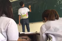 Thầy giáo quốc dân đi dạy mang áo in hình độc lạ