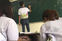 Thầy giáo quốc dân đi dạy mang áo in hình độc lạ