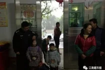 Tìm được hai con mất tích, bố mẹ và mọi người đều xúc động