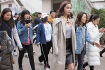 Đóng phim dẫn theo đến 6 trợ lý, Angelababy "làm màu" khiến Ngô Tú Ba khiếp sợ?