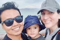 Cảm động người cha che chắn cho con trai bé bỏng giữa mưa đạn