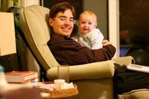 Người cha chuyển giới tự nuôi 2 con bằng bầu sữa của mình 