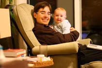 Người cha chuyển giới tự nuôi 2 con bằng bầu sữa của mình 