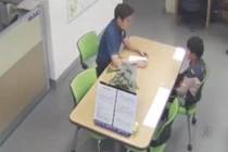 Thấy con trai ăn trộm tiền, bà mẹ bắt buộc làm chuyện không ngờ