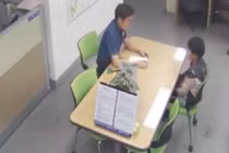 Thấy con trai ăn trộm tiền, bà mẹ bắt buộc làm chuyện không ngờ